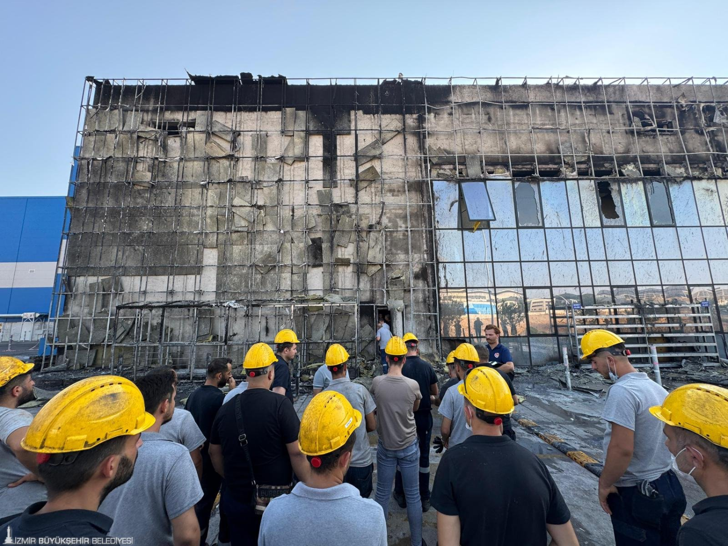 İzmir İtfaiyesi ALOSBİ’deki fabrika yangınını hızla söndürdü